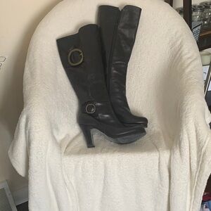 Elegant Black Heeled Boots